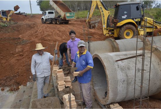 Vereador Cristal fiscaliza construção de ponte na zona rural de Tanabi